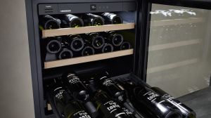 Хладилник за вино, подходящ за монтаж под плота, за темпериране на вино, UWgb 3631 Vinidor